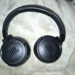 JBL Wireless On The Ear Headphones 
