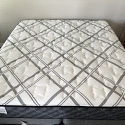 Kingsdown King Size Mattress + Box Spring + Metal Frame – Excellent Condition!