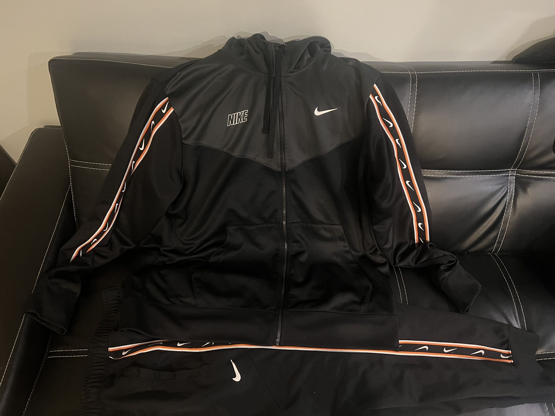 Nike Tech Jogging Suit
