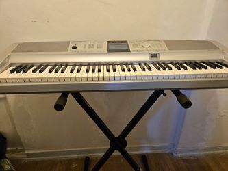 Yamaha Mini Grand Keyboard DGX-305