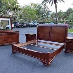 BEAUTIFUL SET KING REAL WOOD / DRESSER W MIRROR / CHEST & TWO NIGHTSTAND - BY COLLEZIONE EUROPA - LIKE NEW - Delivery Available