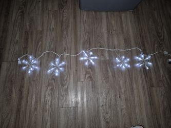 A Strand Of 5 Snowflake Lights!