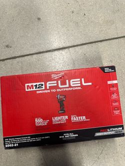 Milwaukee M12 FUEL 12V Li-Ion Brushless Cordless Stubby 3/8 in. Impact Wrench Kit w/(1) 5.0 Ah High Output Battery