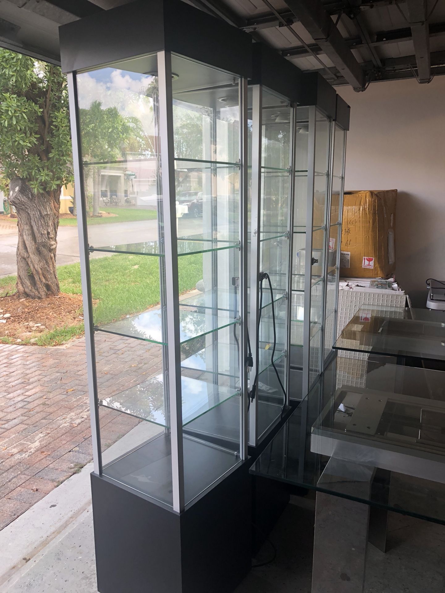5 display showcases like new moving must go