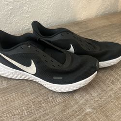 Nike Revolution Size 7 Only $7 Cash Pick Up Today