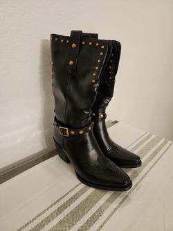 New  Women's Cowgirl  boots size (7)