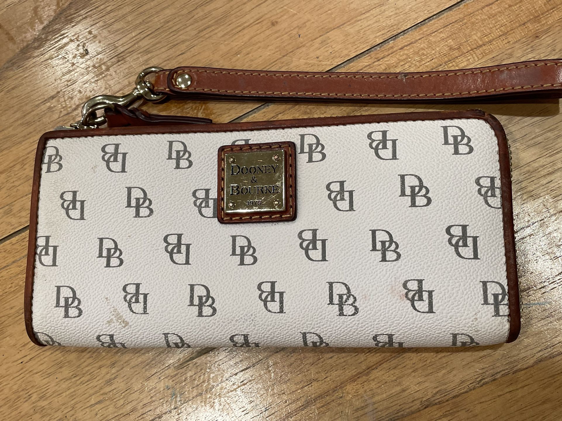 Dooney And Bourke Zip Around Wallet/wristlet