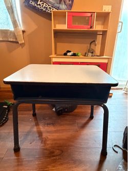 Kids desk