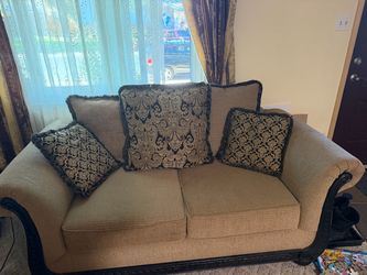Traditional Loveseat with Decorative Pillows