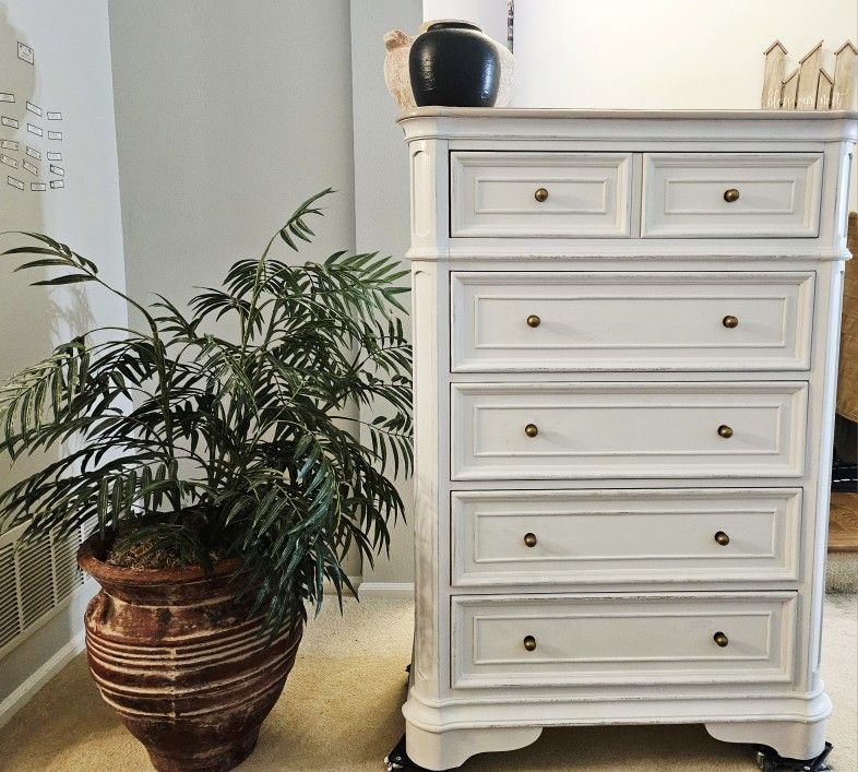 Solid & Sturdy Wood Dresser With 5 Drawers