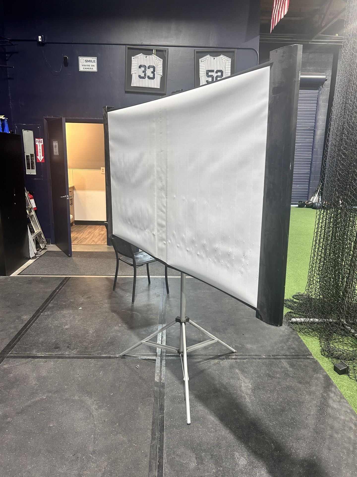 Accolade Duet Ultra Portable Projector Screen – ELPSC80