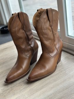 Women’s SIZE 12 *runs Small*Western Boot