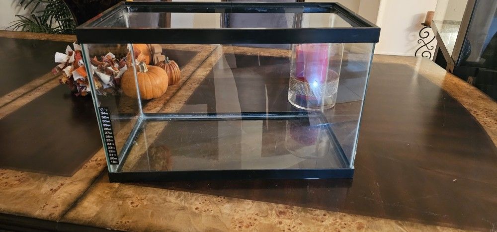 🐠 10 Gallon Fish Tank – Great Condition! 🐠
