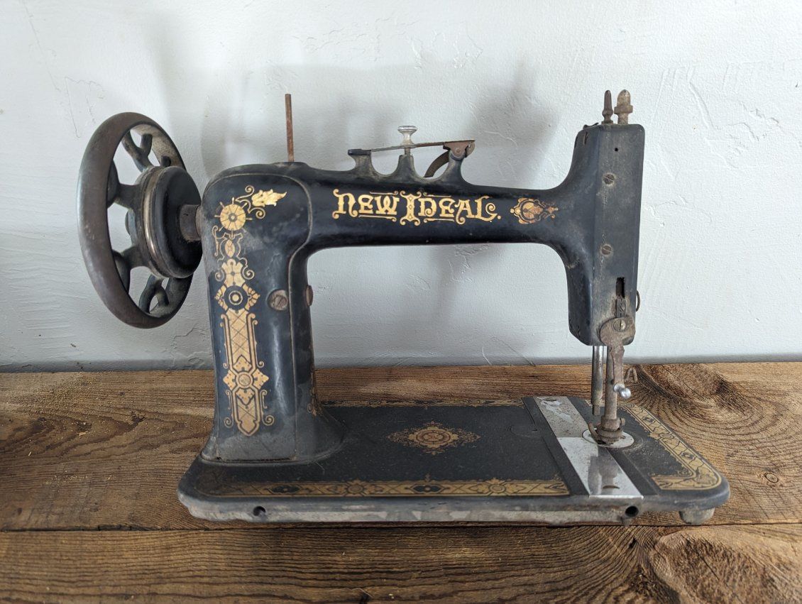 ANTIQUE SEWING MACHINE 