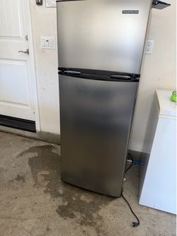 Thomson 7.5 cu ft refrigerator in great condition No Dents or scratches .