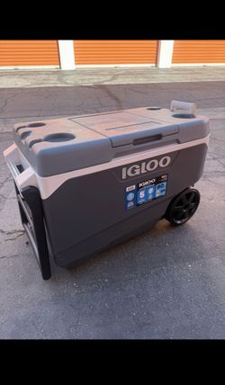 90 QT Igloo, Like New!