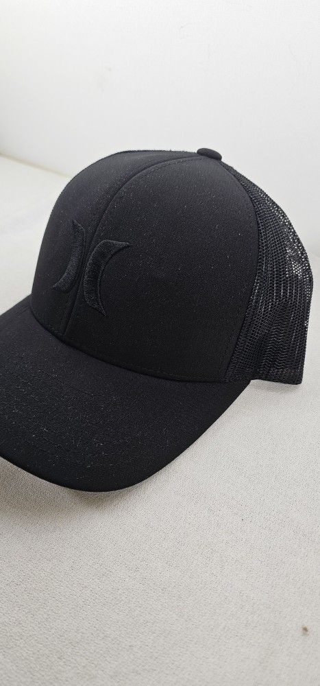 New Hurley
THE CLASSIC Men's Icon Solid Black Flat Adjustable Hat