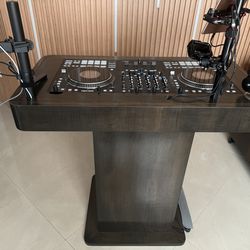 RANE PERFORMER Advanced 4-Channel Motorized DJ Controller Black I’m also including the podium, the hard case and the sof hard case the controller is l