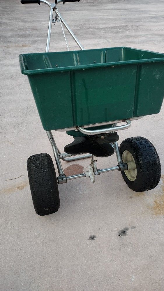 Lesco Stainless Steel Ice Melt Spreader Hopper 102821