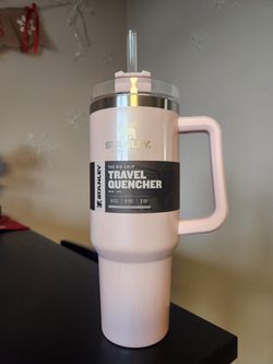 Pink STANLEY Adventure Quencher 40 oz tumbler PARFAIT PEARLESCENT