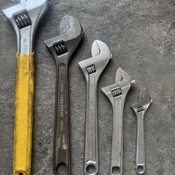 adjustable wrench 