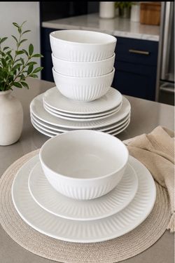Moving - Dinner set almost new