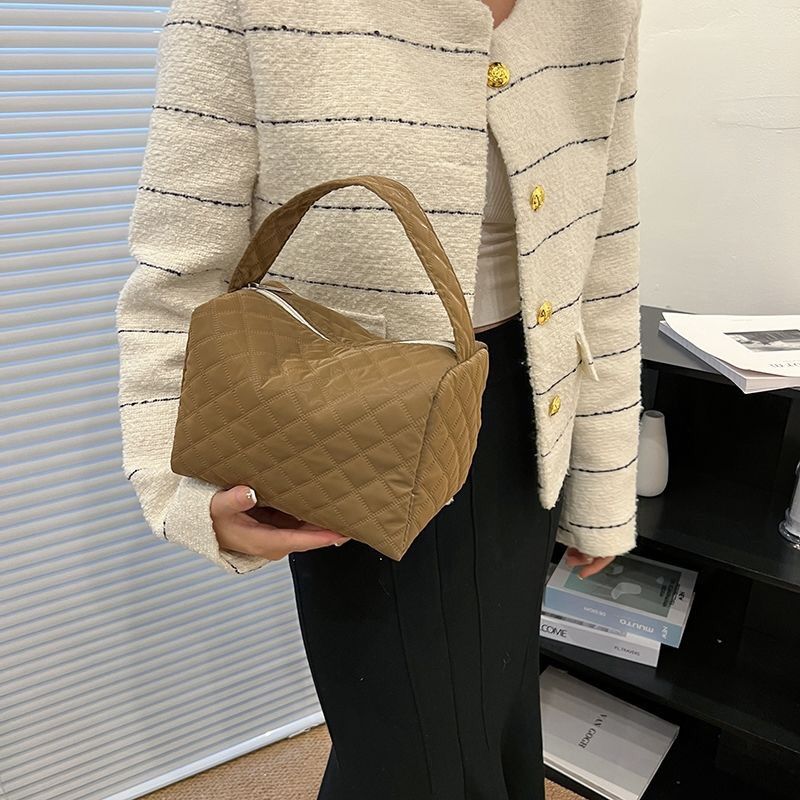 New plaid handbag women’s Korean version outing handbag large-capacity makeup bag women‘s travel cosmetics storage bag