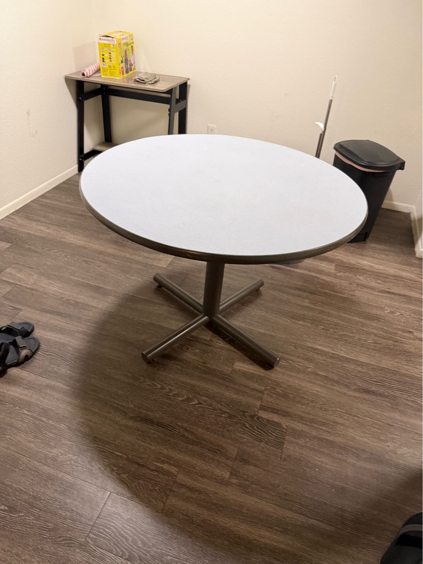 Round Pedestal Dining Table + 4 Matching Chairs Set