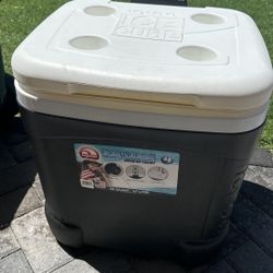 Igloo Ice Cube Wheeled Cooler 60QT