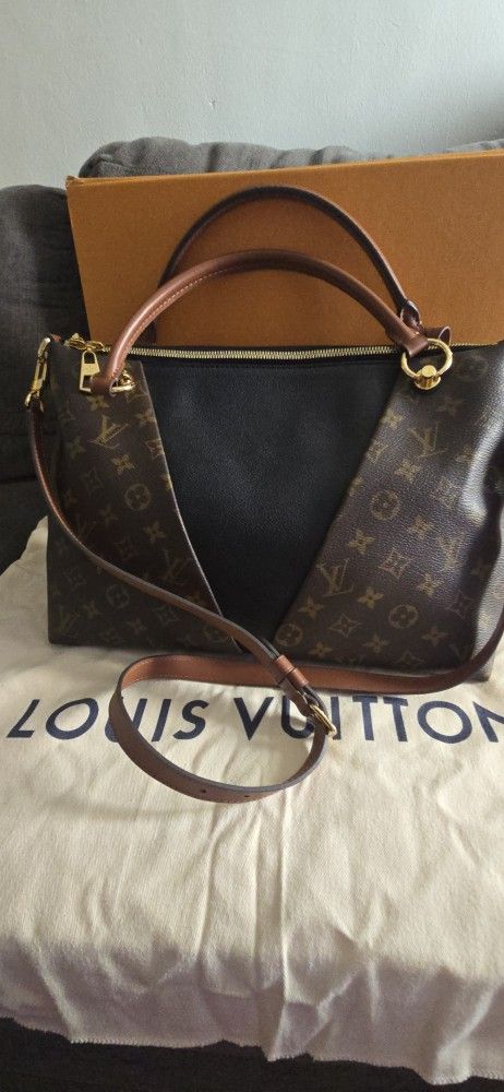 Louis Vuitton V Tote MM.
