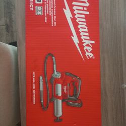 Milwaukee M18 2-Speed Grease Gun Kit w/ CP1.5 Battery, M18 & M12 Charger and Soft Case
