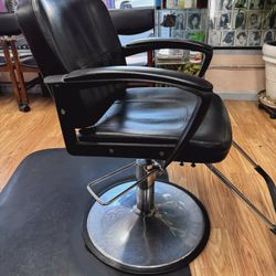 Are U Looking For A Hair Stylist Chair 🪑 Used Clean Works Good Goes Up &down $100 Obo Mid city Pick Up U Can Check It Put In Person Hair Salon 