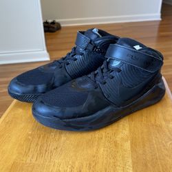 ALMOST NEW  CONDITION NIKE FLYEASE Basketball shoes size 7Y