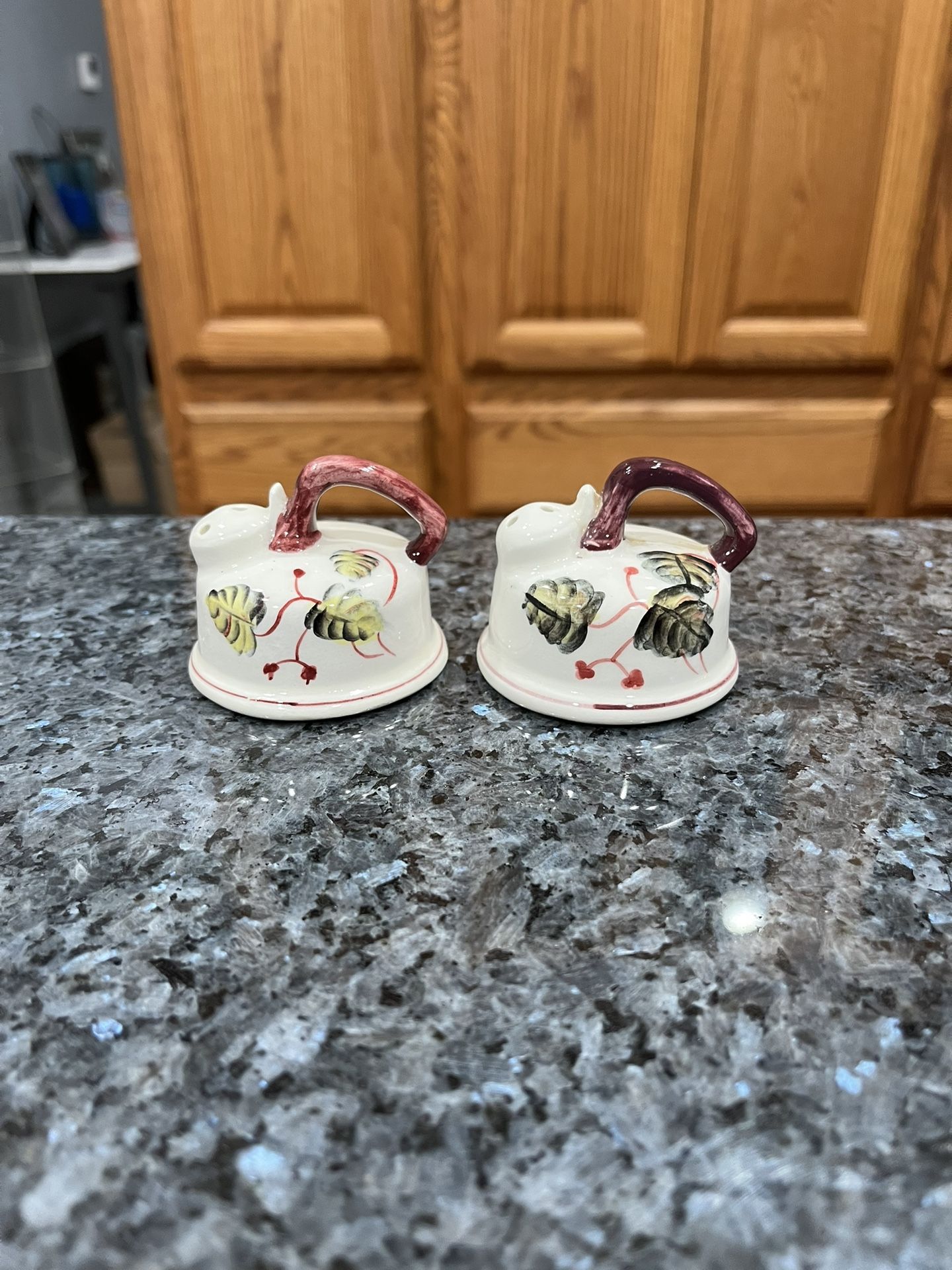 Ceramic Vintage kettle Tea pot pair of Salt Pepper Shaker Set Bone . Brand new never used with tag. Has been on display in a cabinet with a very la
