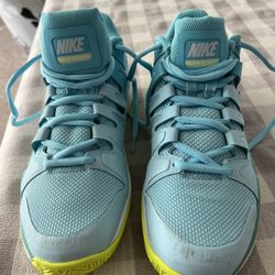 NEW!! Women’s Nike Sneakers 