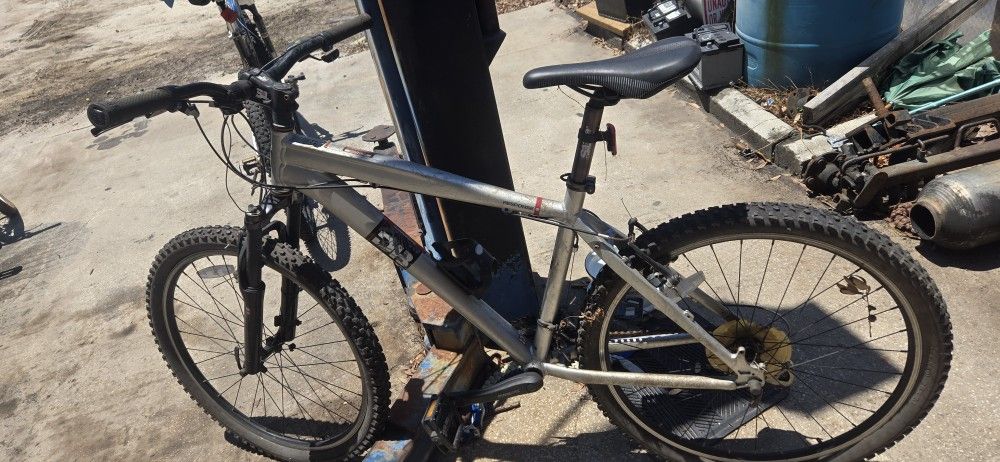 DiamondBack MENS Mountain BIKE