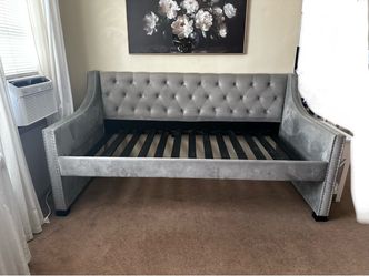 Gray Velvet Tufted Upholstered Daybed Frame