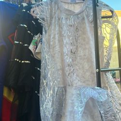 A angel dress size extra large costume spirit it’s a white dress with silver sprinkles in it