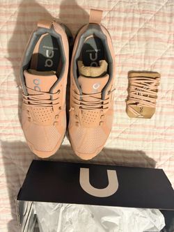 NWB ON CLOUD RUNNING SHOES 7.5