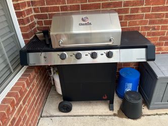 Gas grill with tank