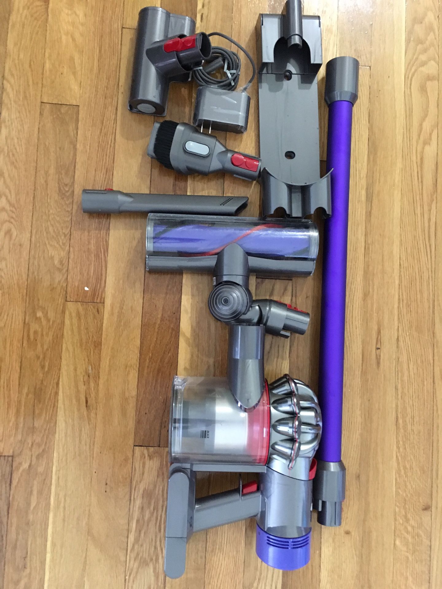 Dyson v8 Animal cordless vaccum cleaner - new ( without original box )