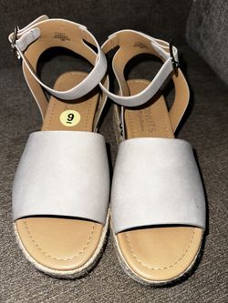 Women’s Size 9 Shoes $10