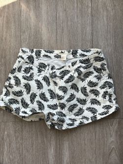 H&M Women's White floral shorts