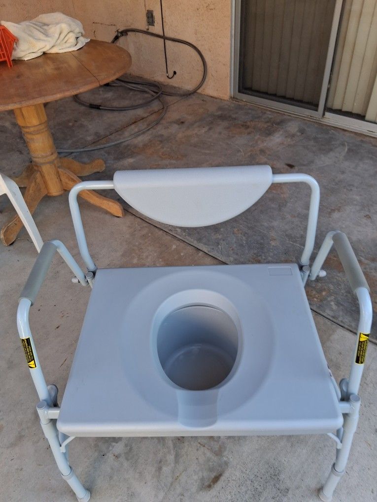 Commode Chair (Local sale Tulare, Cash only transaction)