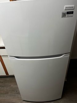 Frigidaire 13.9 Cu. Ft. Refrigerator / Freezer – Fully Working
