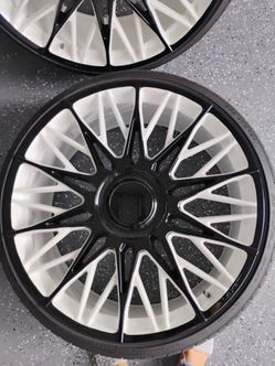 Two-Tone Multi-Spoke Alloy Wheels with Tires