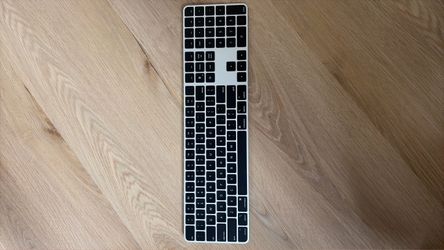 Magic Keyboard with Touch ID and Numeric Keypad for Mac models with Apple silicon (Lightning) - US English - Black Keys