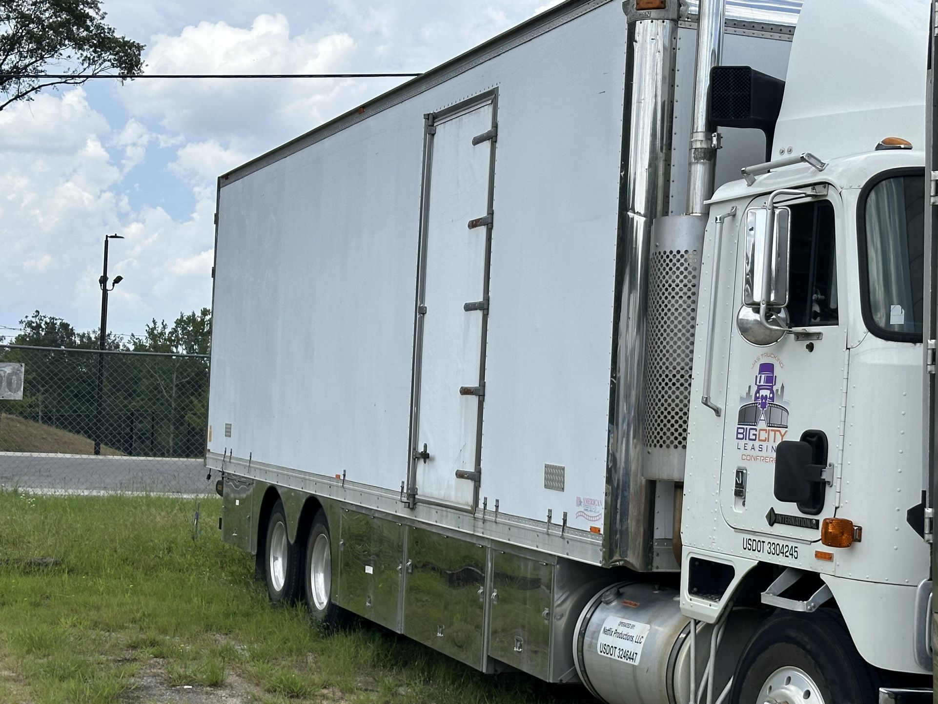 9000 International Box Truck