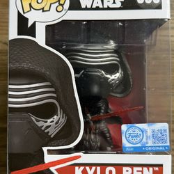 + KYLO REN KYLO REN™ Main imageRINEÀ TÊTE OSCILLANTE ABEZA OSCILANTE ATTENTION: DANGER D'ÉTOUFFEMENT.. ADVERTENCIA: PELIGRO DE ASFIXIA. KYLO REN™ Funk