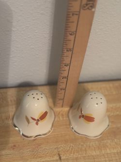 Halls Salt And Pepper Shakers In Excellent Condition 